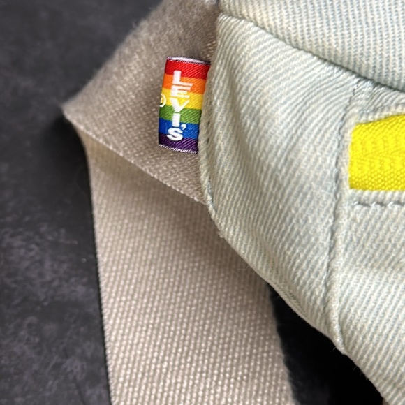 Levi’s Denim PRIDE 🏳️‍🌈 Fanny pack! - Picture 5 of 17